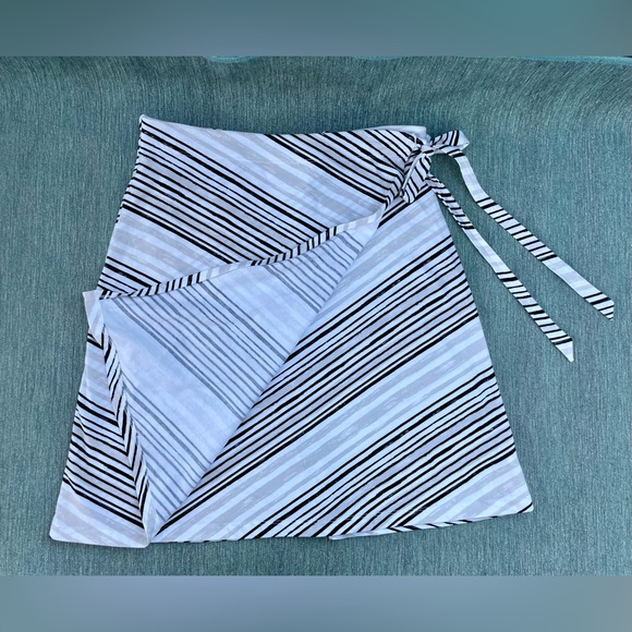 Dakini Faux Wrap Knee Length White Black/Gray Striped Skirt Size Large - Picture 2 of 13